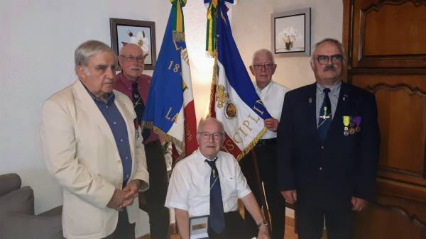 Le Président départemental des Médaillés Militaires, les porte-drapeaux, le président des Amis de La Martinerie entourent Jean-Claude Dehayes