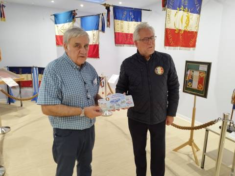 Presentation of the recognition plaque to Les Amis de La Martinerie by the president of the FFVE