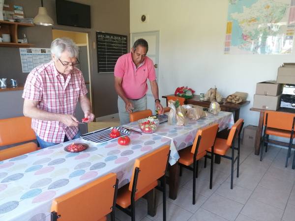 The association's popotiers prepare the volunteers' meal