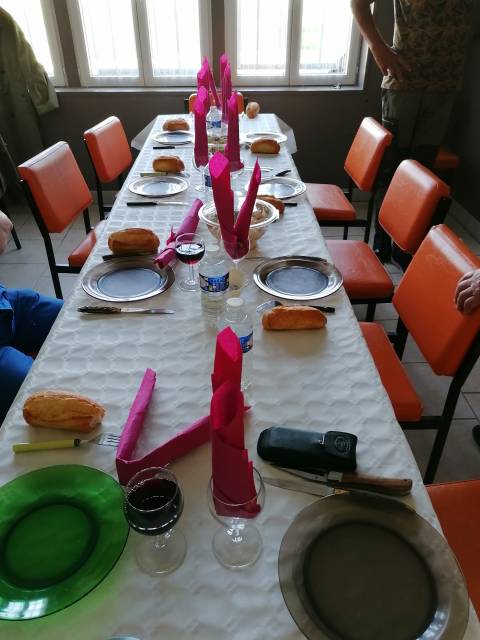 La table et le repas préparés par Jean-Pierre et Michèle