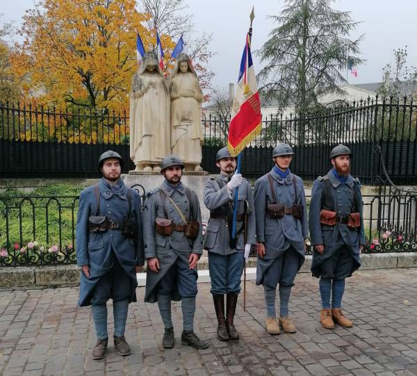 Les Poilus Berrichons in front of the monument to the dead of WW1
