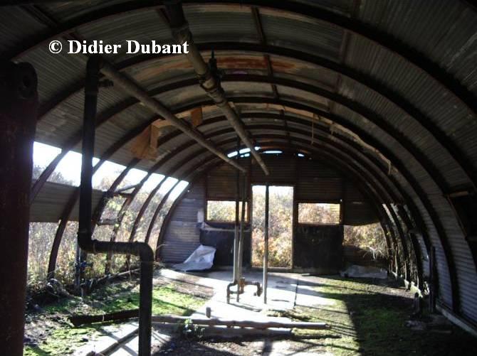 Vestiges d’un baraquement préfabriqué métallique de type Quonset