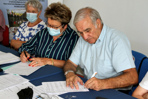 Signature of the agreement by Françoise Lavenu and Jean-Jacques Bérenguier