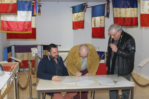 Gérard Mayaud, former mayor of Chaillac, also signed the donation receipt