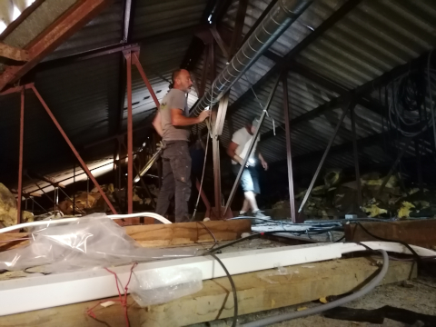Inspection de la toiture pour repérer les fissures