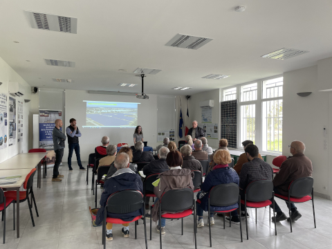 Les participants à la visite dans les locaux de l’association