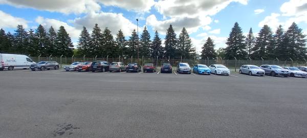 Samedi : un parking plein