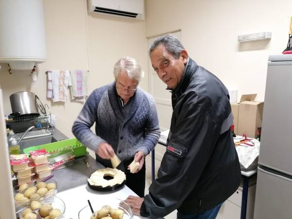 La préparation de la raclette par Martial et Roland