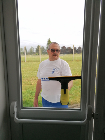 The third Jean-François cleaning the windows