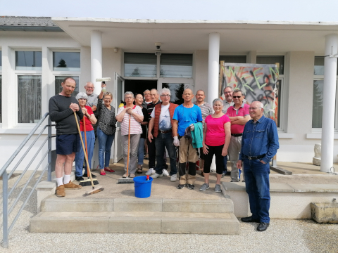 The group of volunteers with part of the tools