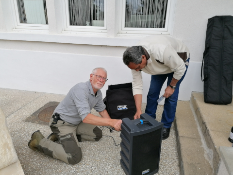 Puis notre vice-président (Bruno) et Roland préparent la sono pour le dépôt de gerbes