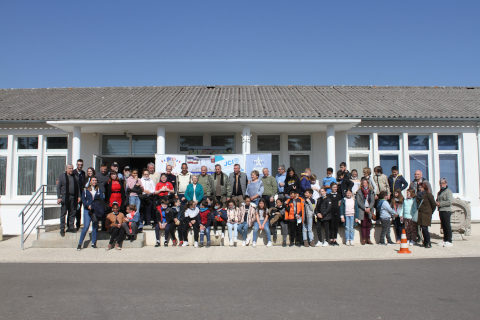 Some of the volunteers and the kids, in the morning