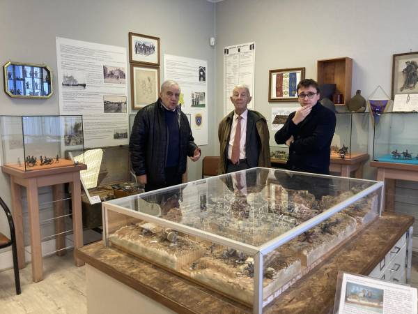 Devant la maquette des tranchées dans la salle du 90ème RI