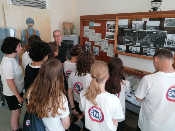 Philippe discussing with his group the presence of US troops in the Indre department between 1917-1919