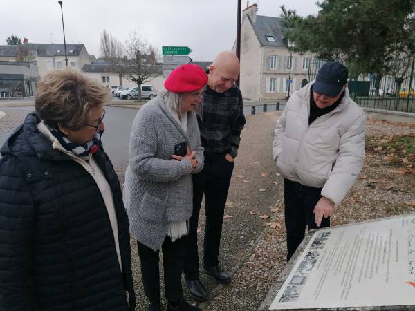 Betty et George attentifs aux explications de Luc Bonhomme