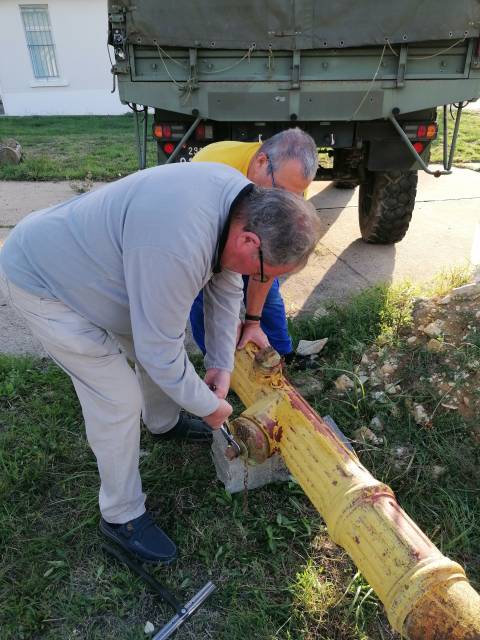 Jean-François and Michel preparing the work for Yves