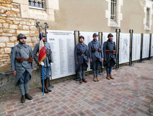 Les Poilus Berrichons devant les castelroussins morts pour la France pendant la guerre de 1914-1918