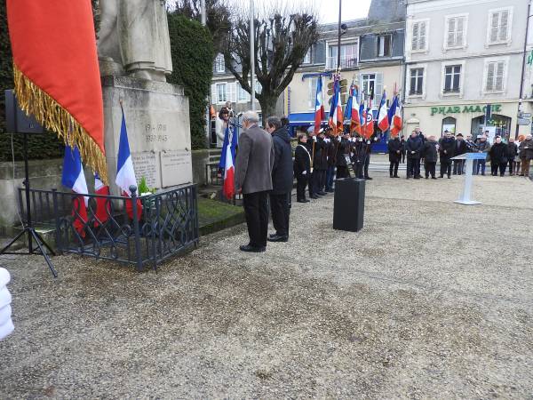 Le dépôt de gerbe par le président des Amis de La Martinerie et Hervé Fauve, fils du commandant de La Minerve