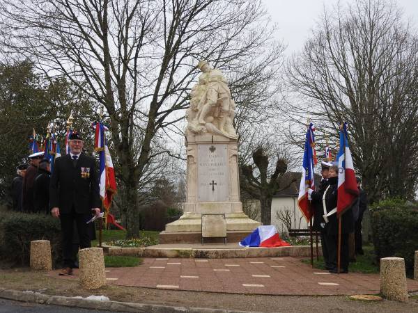 La plaque est prête devant le monument aux morts