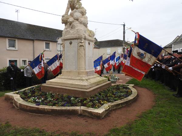 L’hommage des porte-drapeaux au second maître Daniel Naas