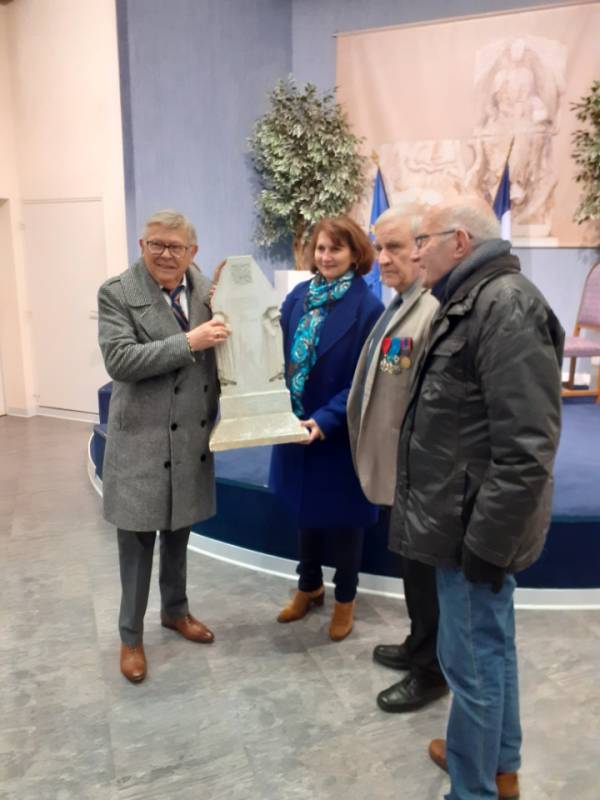 André Reignoux, ancien maire adjoint de Déols, était présent pour la remise de la maquette ©Frédéric Niemier