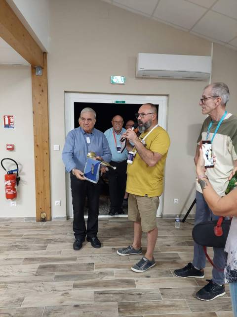 La remise de la trompette de cavalerie par Christian Cardon et Hervé Schalaire