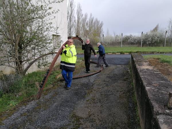 Jean-François, Michel and Yves cleaning the surroundings