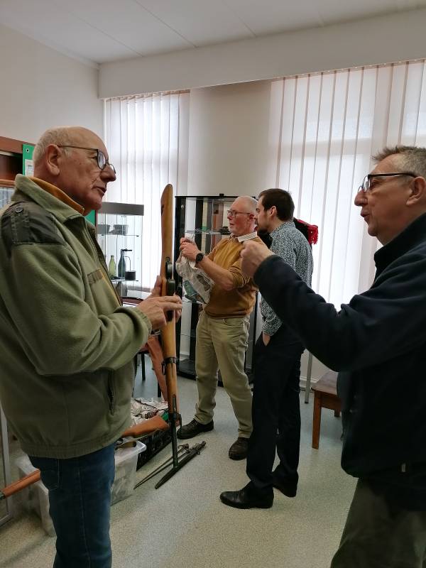 Preparation of the future WW1 room with Bruno, Frédéric and Jacky reinforced by Luc, president of “Poilus Berrichons”