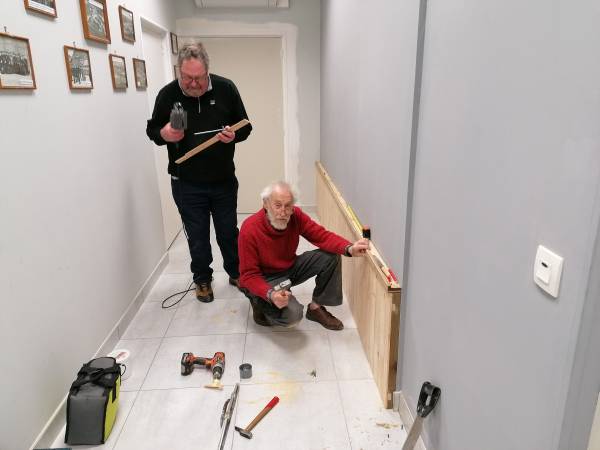 Michel and Yves prepare the support for the insignias panels