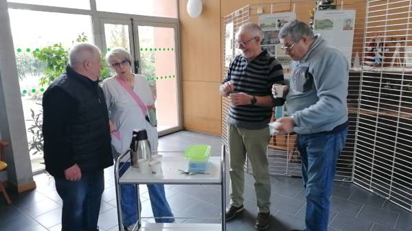 La pause pendant le montage autour d’un café proposé par Fabienne