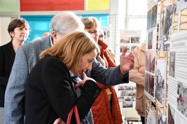 Madame Delphine Raymond découvre les photos de l’ancien MCSSA