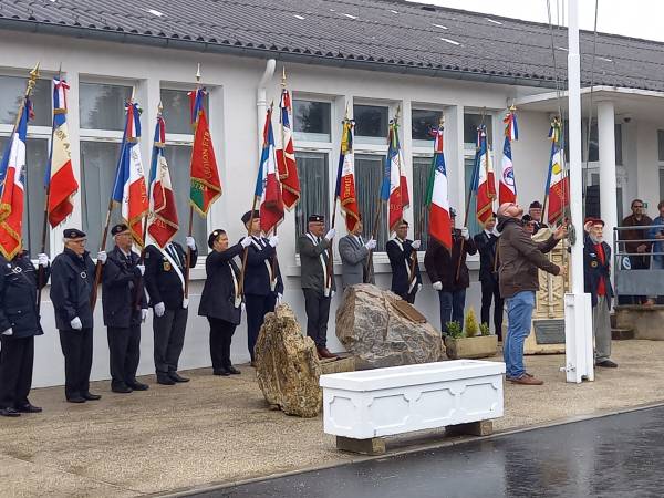 La montée des couleurs en présence des fidèles porte-drapeaux