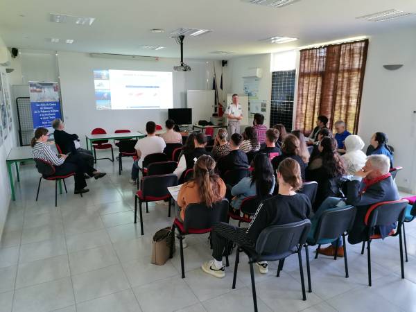 Des futurs enseignants attentifs lors de la conférence du DMD