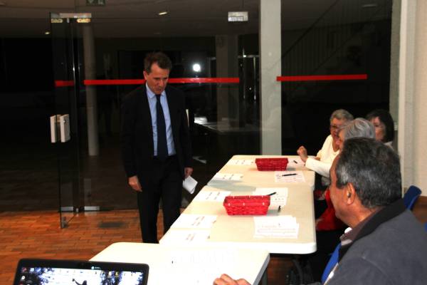 The prefect talks to the reception team
