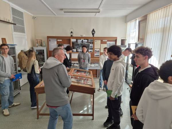 Frédéric présente la salle 14 18 à son groupe