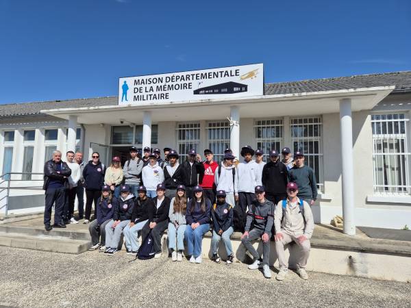 The group of SNU volunteers, the support staff, and the association's volunteers