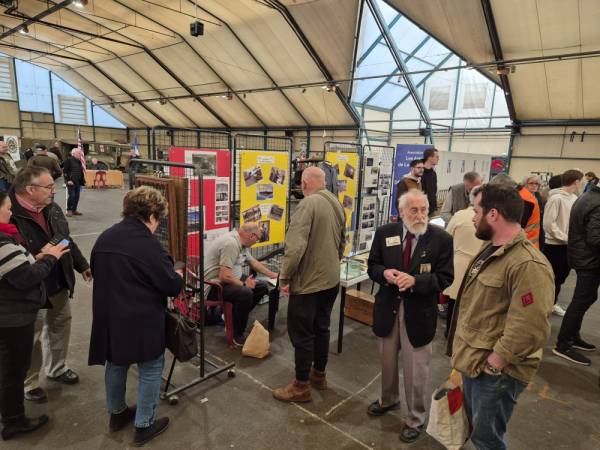 De nombreux visiteurs devant le stand