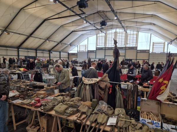 Les exposants et les visiteurs en fin de matinée