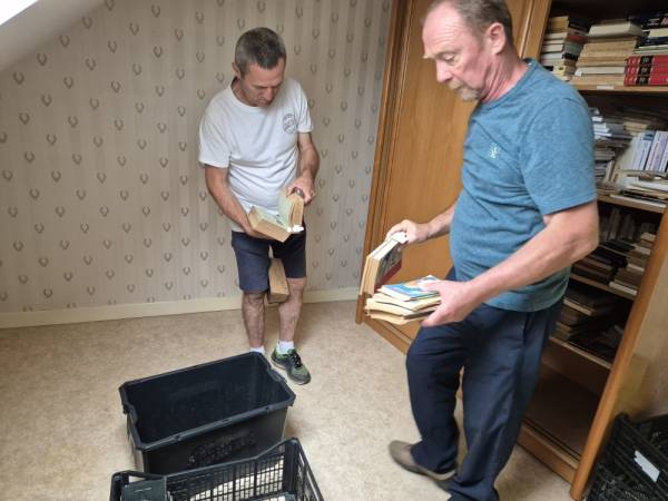 Philippe and Xavier in the pre-sorting phase