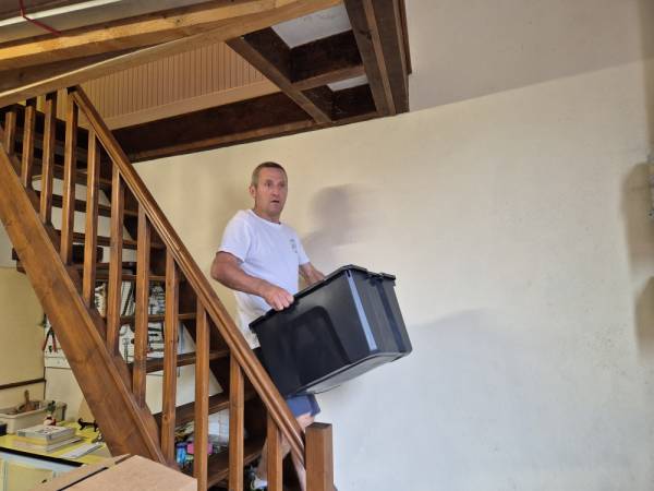 The stairs are also narrow for Frédéric
