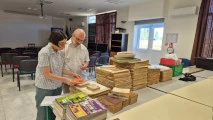 Collection PETIT - Remise de documents et d'objets à la directrice des archives de l'Indre et Loire